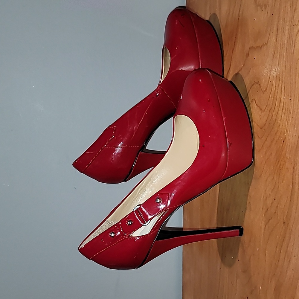 GUESS Red Patent Round-Toe Heels SZ 7